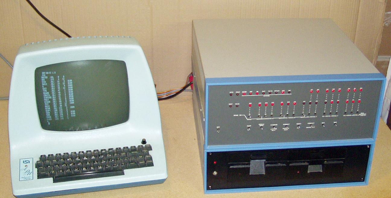 Altair 8800 (1974 г.Intel - 8080, интерпретатор BASIC от Билл Гейтс)